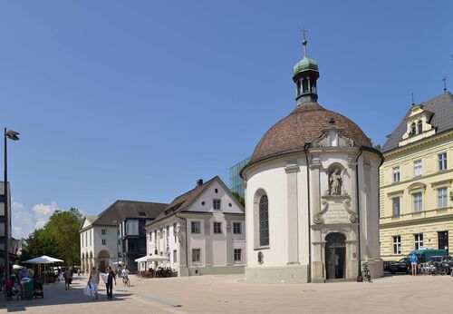 Friedrich B?hringer / Wikicommons http://commons.wikimedia.org/wiki/File:Kornmarktstra%C3%9Fe_1,5_%26_Nepomukkapelle_in_Bregenz.JPG